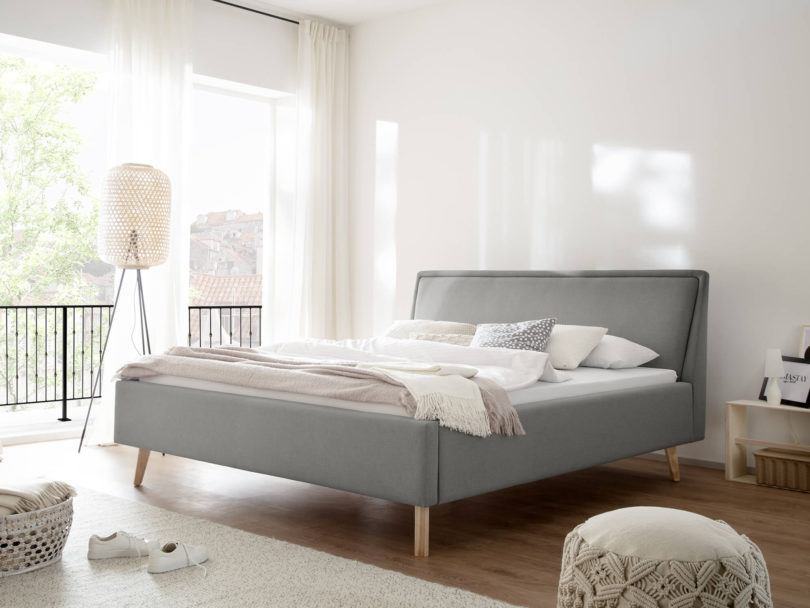 Čalouněná postel deria s úložným prostorem 140 x 200 cm světle šedá