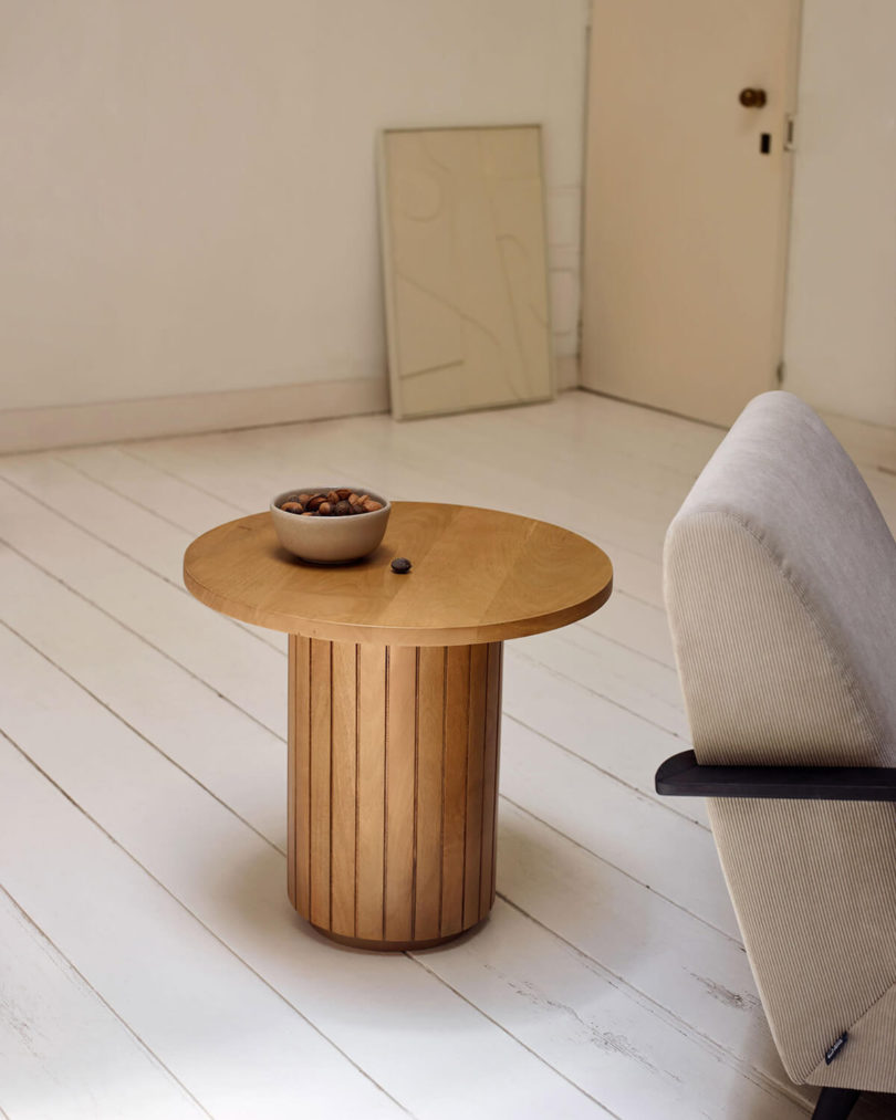 Odkládací stolek licia Ø 60 cm přírodní